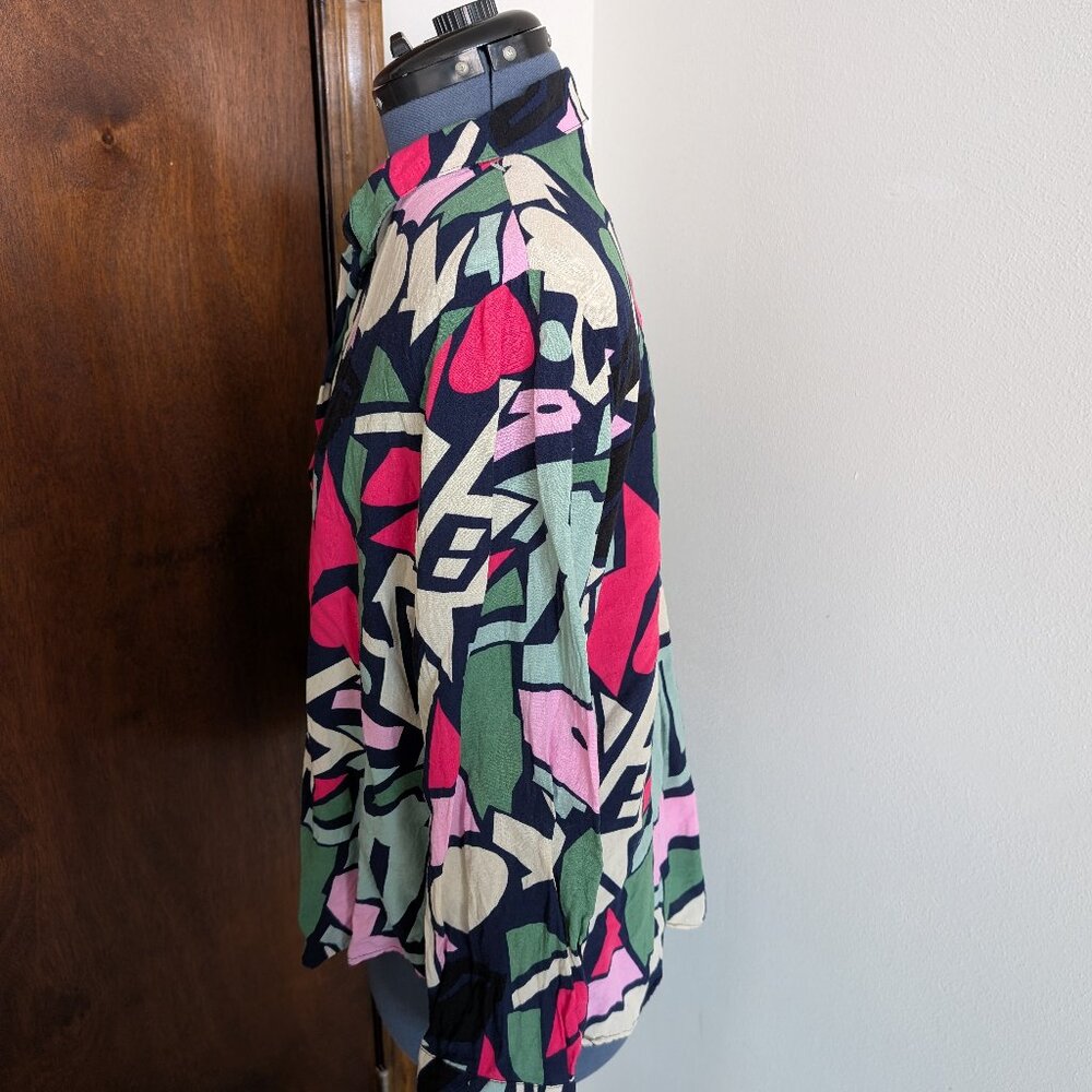 Geometric Patterned Button-Up Shirt - Picture 4 of 9